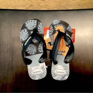 Havaianas Boys Flip Flops.  Size 2Y